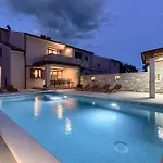 Solis - New Private Pool Villa, 4 Bedrooms, Near Pula & Beaches *