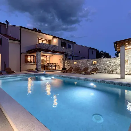 Solis - New Private Pool Villa, 4 Bedrooms, Near Pula & Beaches *
