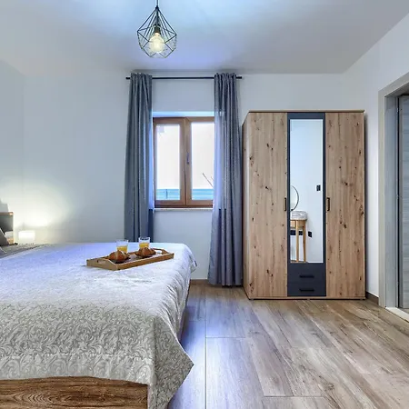 Solis - New Private Pool Villa, 4 Bedrooms, Near Pula & Beaches * Segotici
