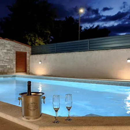 Solis - New Private Pool Villa, 4 Bedrooms, Near Pula & Beaches Villa Segotici