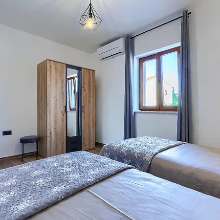 Solis - New Private Pool Villa, 4 Bedrooms, Near Pula & Beaches *