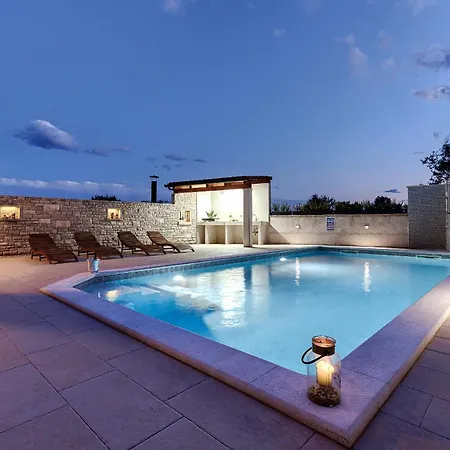 Solis - New Private Pool Villa, 4 Bedrooms, Near Pula & Beaches * Segotici