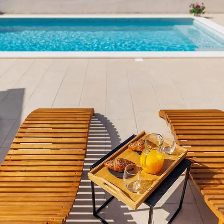 Villa Solis - New Private Pool Villa, 4 Bedrooms, Near Pula & Beaches