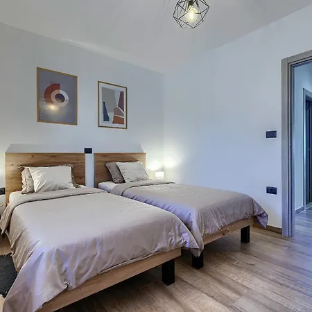Villa Solis - New Private Pool Villa, 4 Bedrooms, Near Pula & Beaches Segotici