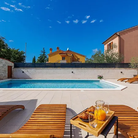 Solis - New Private Pool Villa, 4 Bedrooms, Near Pula & Beaches