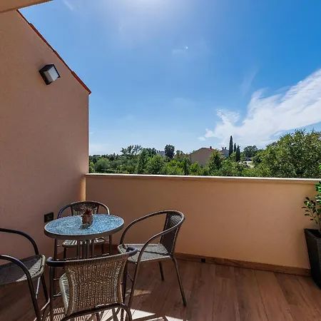 Solis - New Private Pool Villa, 4 Bedrooms, Near Pula & Beaches *