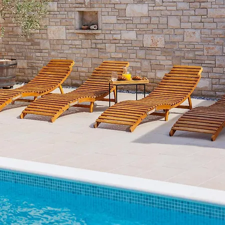 Solis - New Private Pool Villa, 4 Bedrooms, Near Pula & Beaches * Segotici