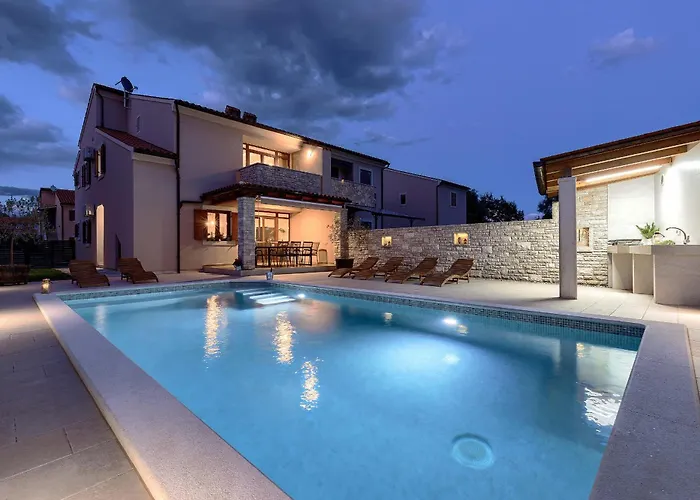 Solis - New Private Pool Villa, 4 Bedrooms, Near Pula & Beaches *